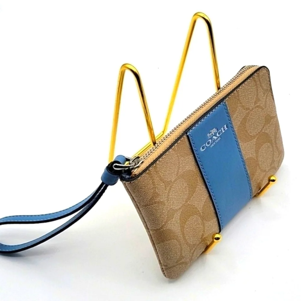 Coach wristlet nwot